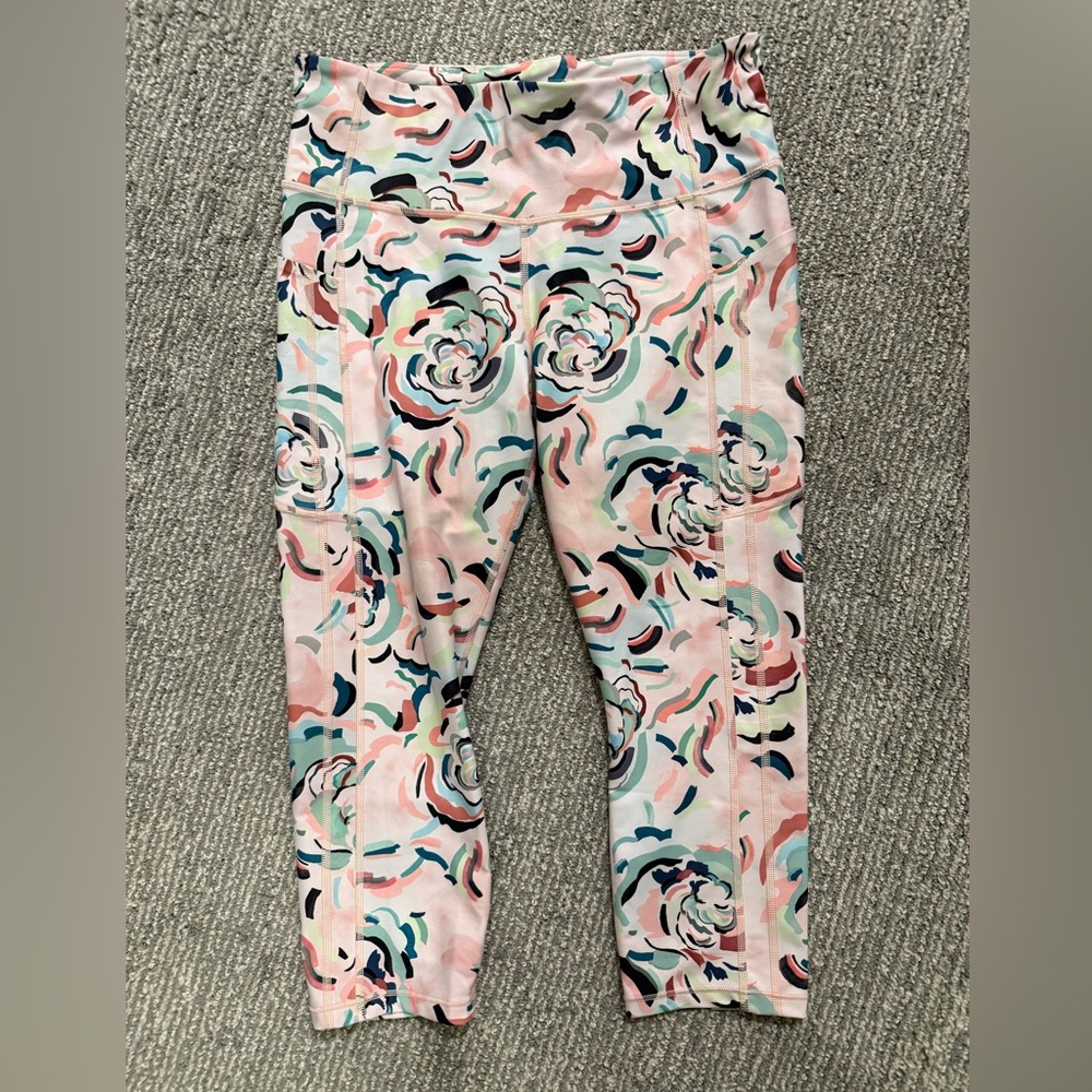 Athleta Ultimate Stash II Capri Leggings LG Floral Print Pockets High Rise
